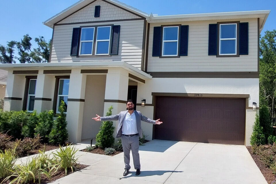 Retrato profesional de Yudiel Hernández, Realtor bilingüe, presentando su trayectoria y valores.